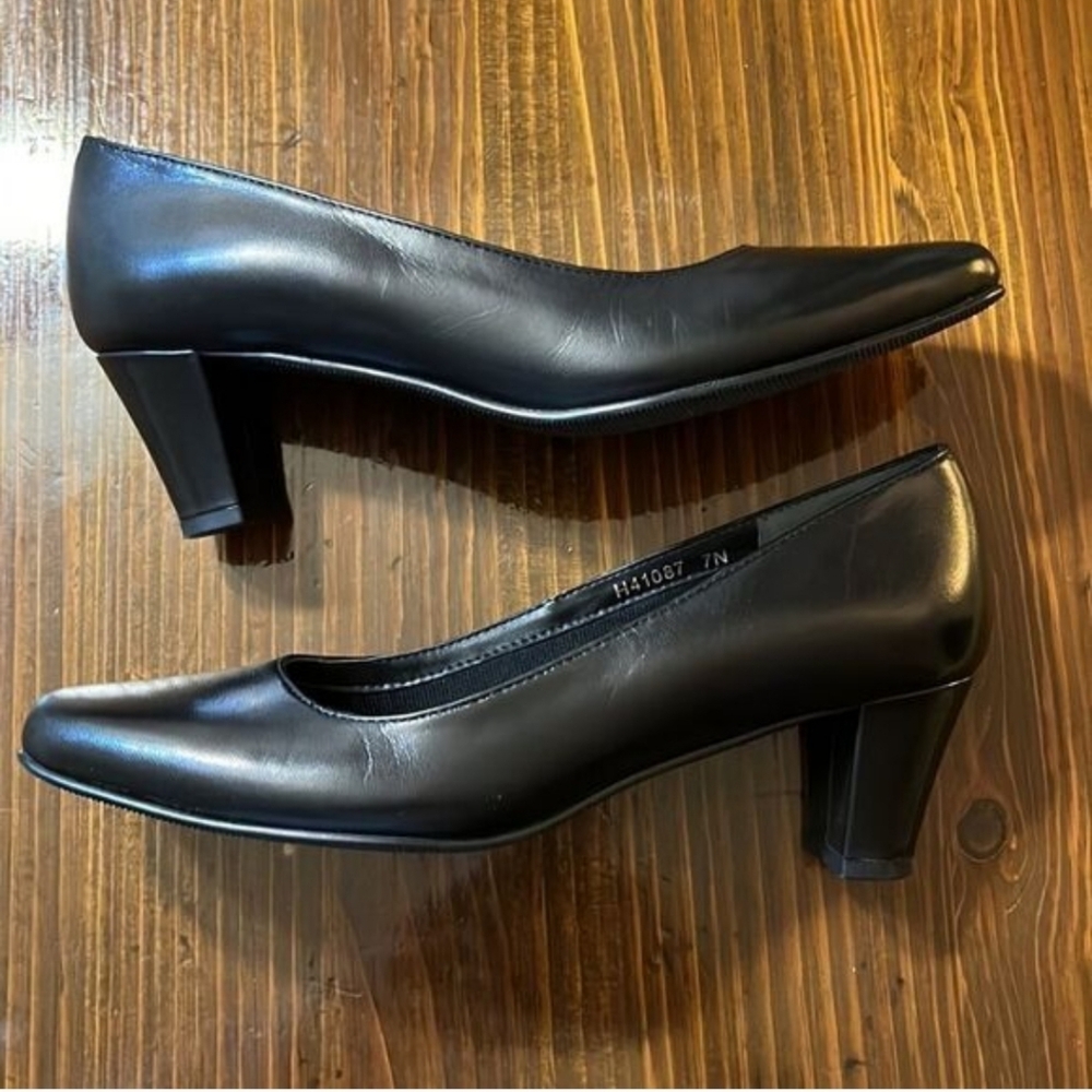 ROS HOMMERSON Black Genuine Leather Classic Pump with 2" Heel, Size 7N